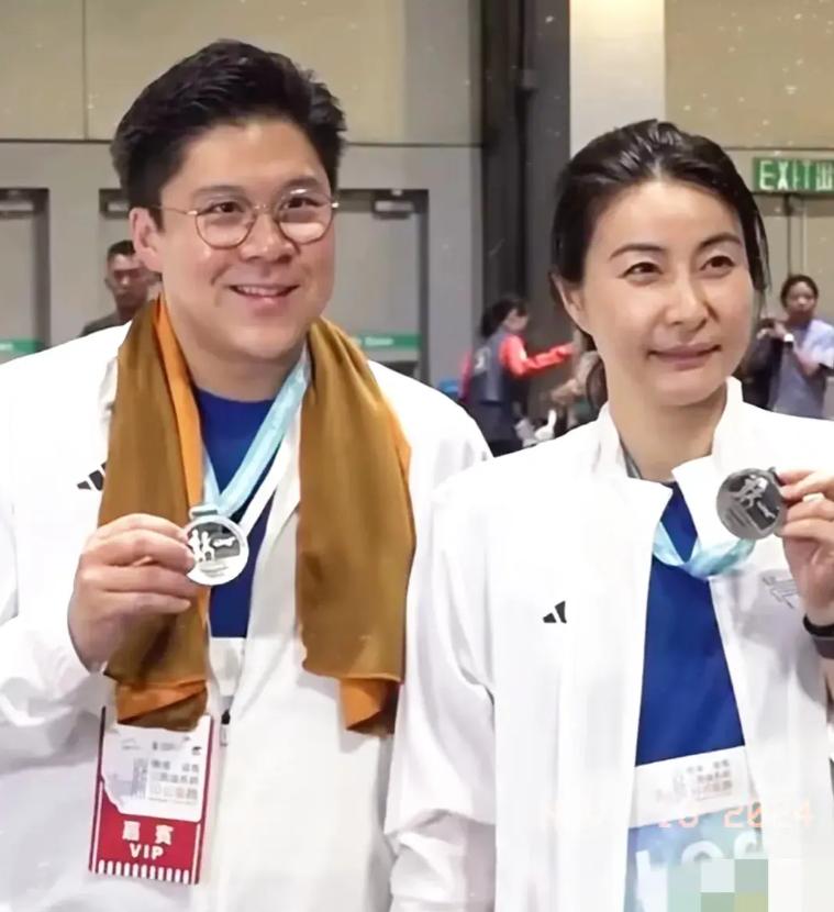 香港机场十公里赛，郭晶晶和霍启刚轻松到达终点后，不少网友纷纷在社交媒体留言：“跑
