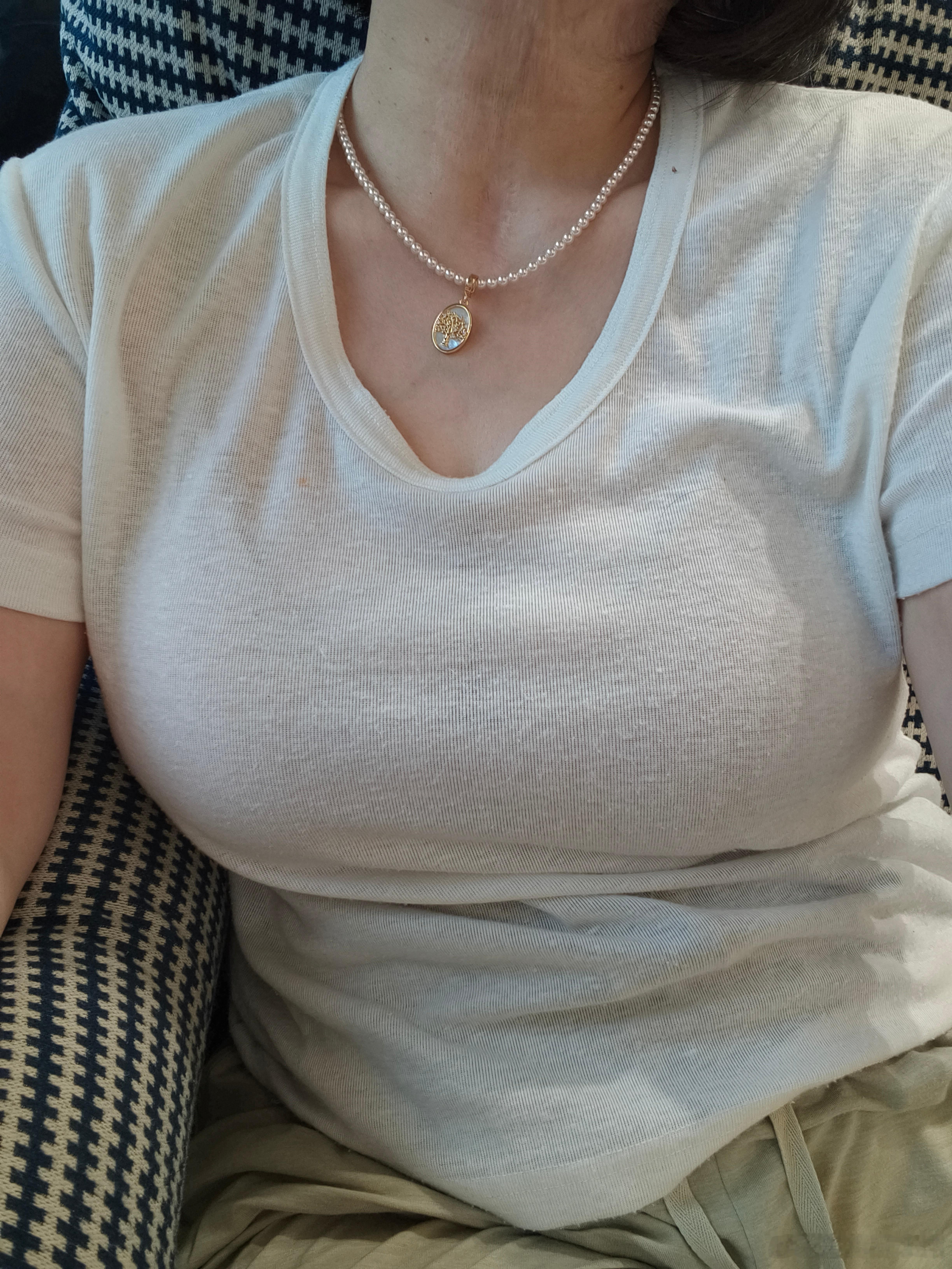 我认领的饰品。一个戒指一个项链。就是戴一戴，看看有什么不舒服的地方。 ​​​