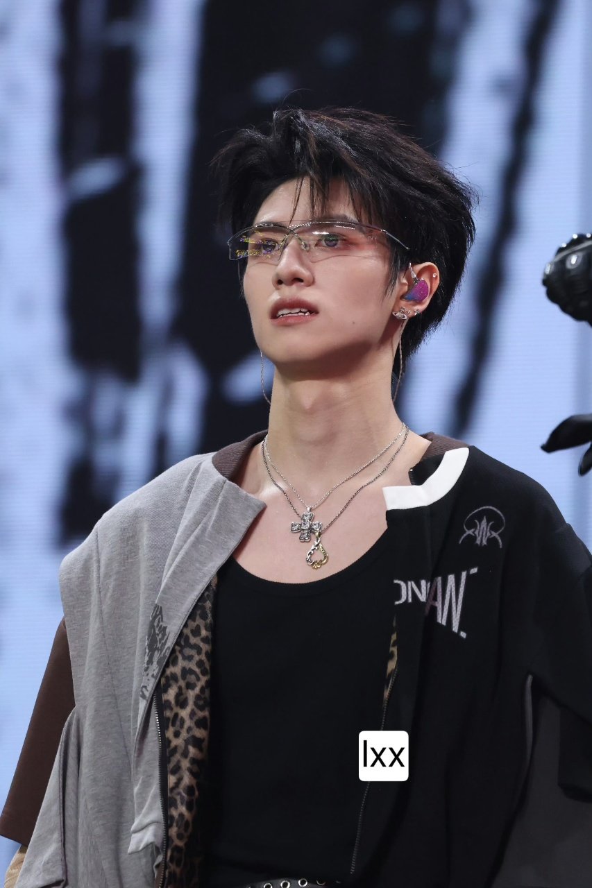 朱志鑫银框眼镜朱志鑫眼镜里的黄海👓💛朱志鑫眼镜里的黄海