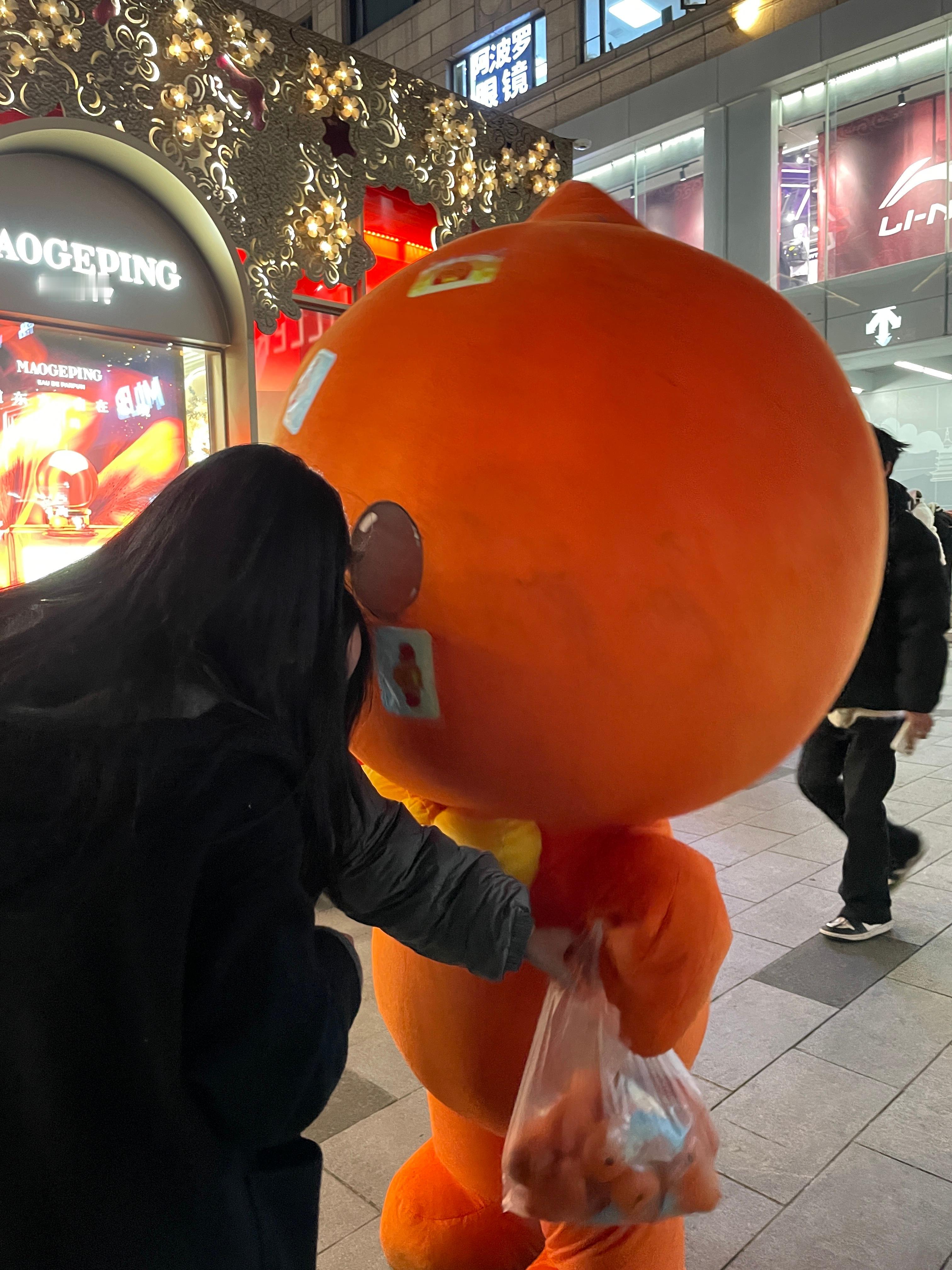 你们看见了吗？跨年夜西湖偶遇淘小宝，好可爱\(//∇//)\还收到淘小宝发的暖宝