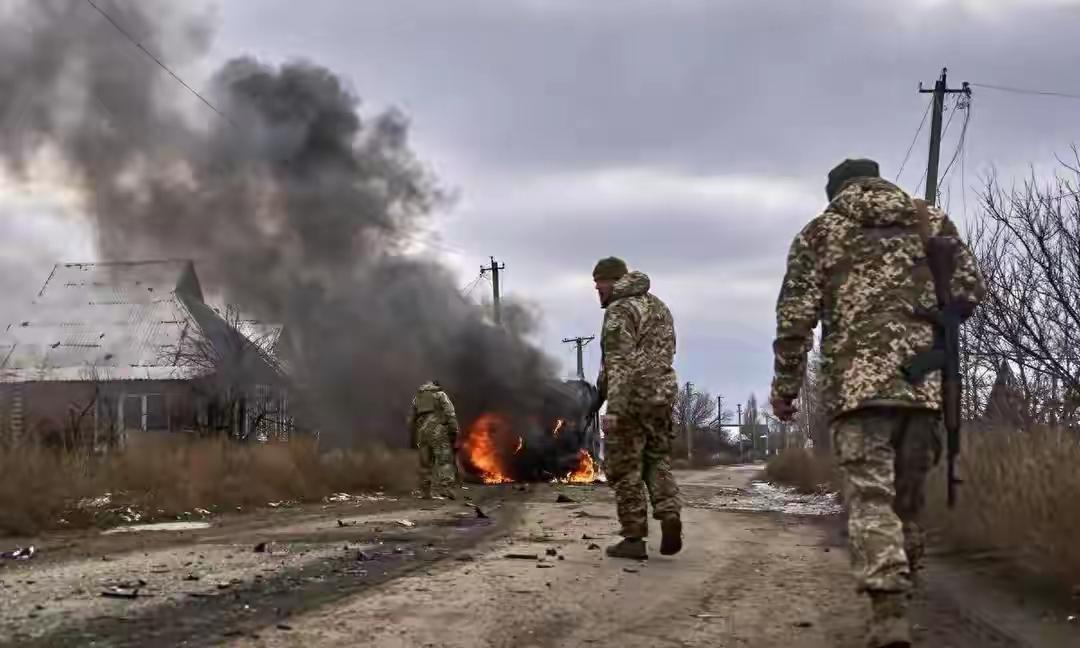 乌军在撤离的时候经常损毁一些武器装备，因为这些由北约国家支援而来的武器装备不统一