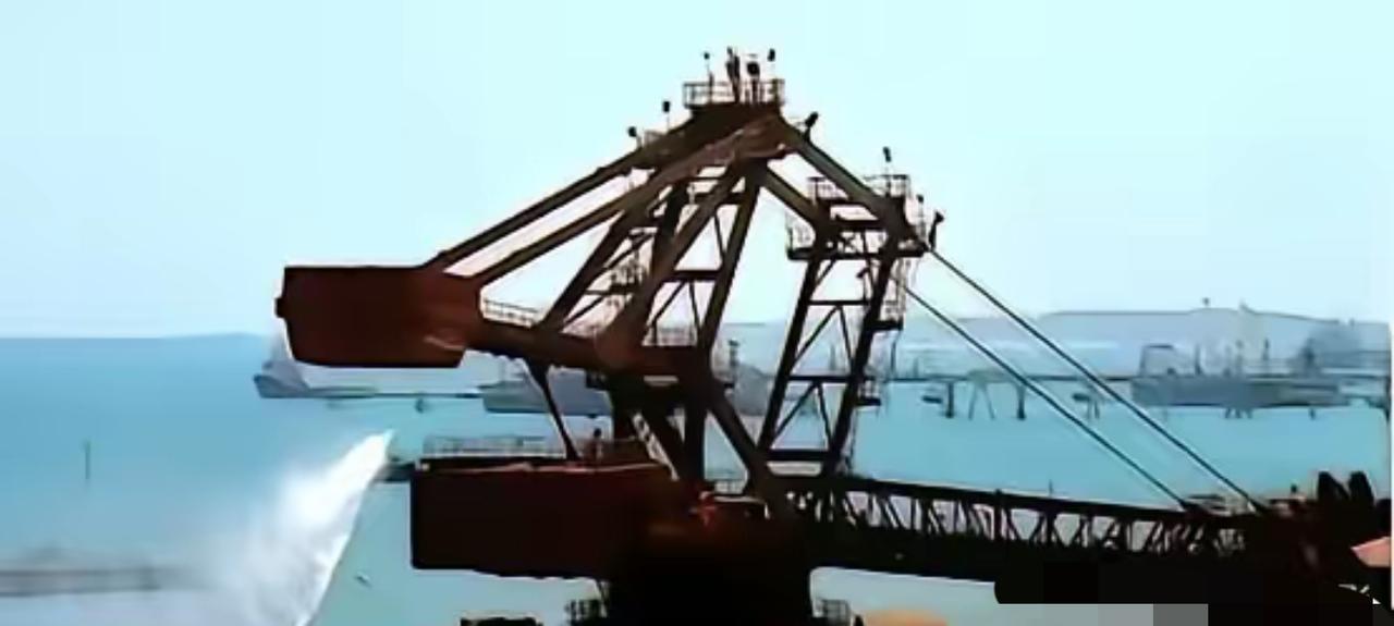 澳大利亚矿业巨头必和必拓，把一份新合同拍在桌上，条件两个：价格上浮15%，涨到每