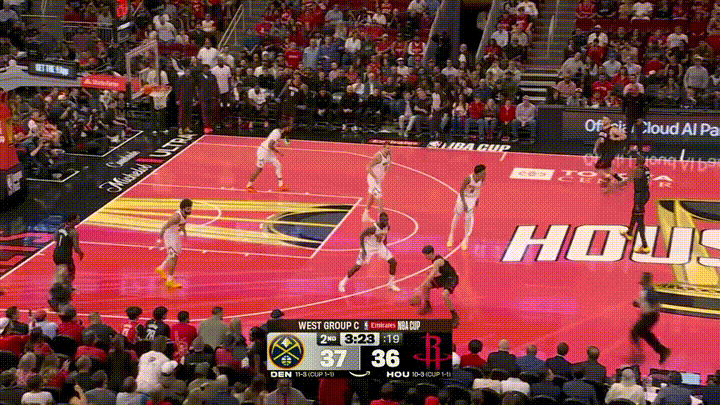 火箭新星谢波德真是一位天才控卫！在今天火箭主场迎战掘金的比赛中，当时比赛进行到了