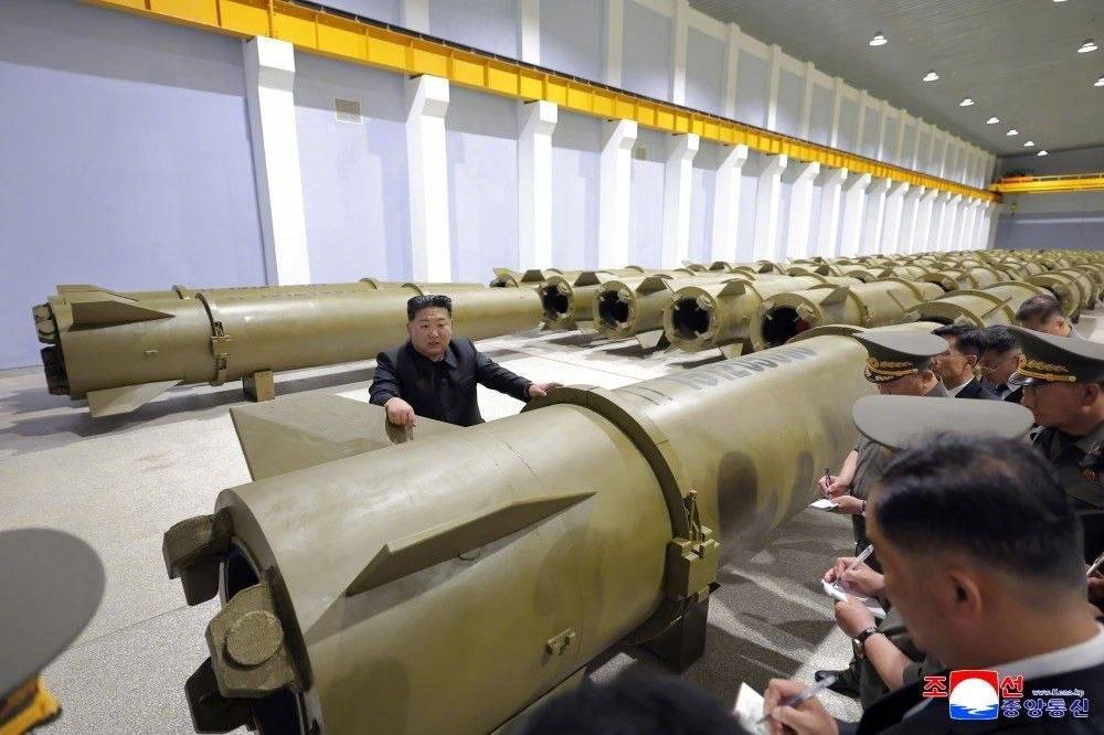 朝鲜官方媒体刊登了金正恩视察华城11号弹道导弹防御工厂的新报道 