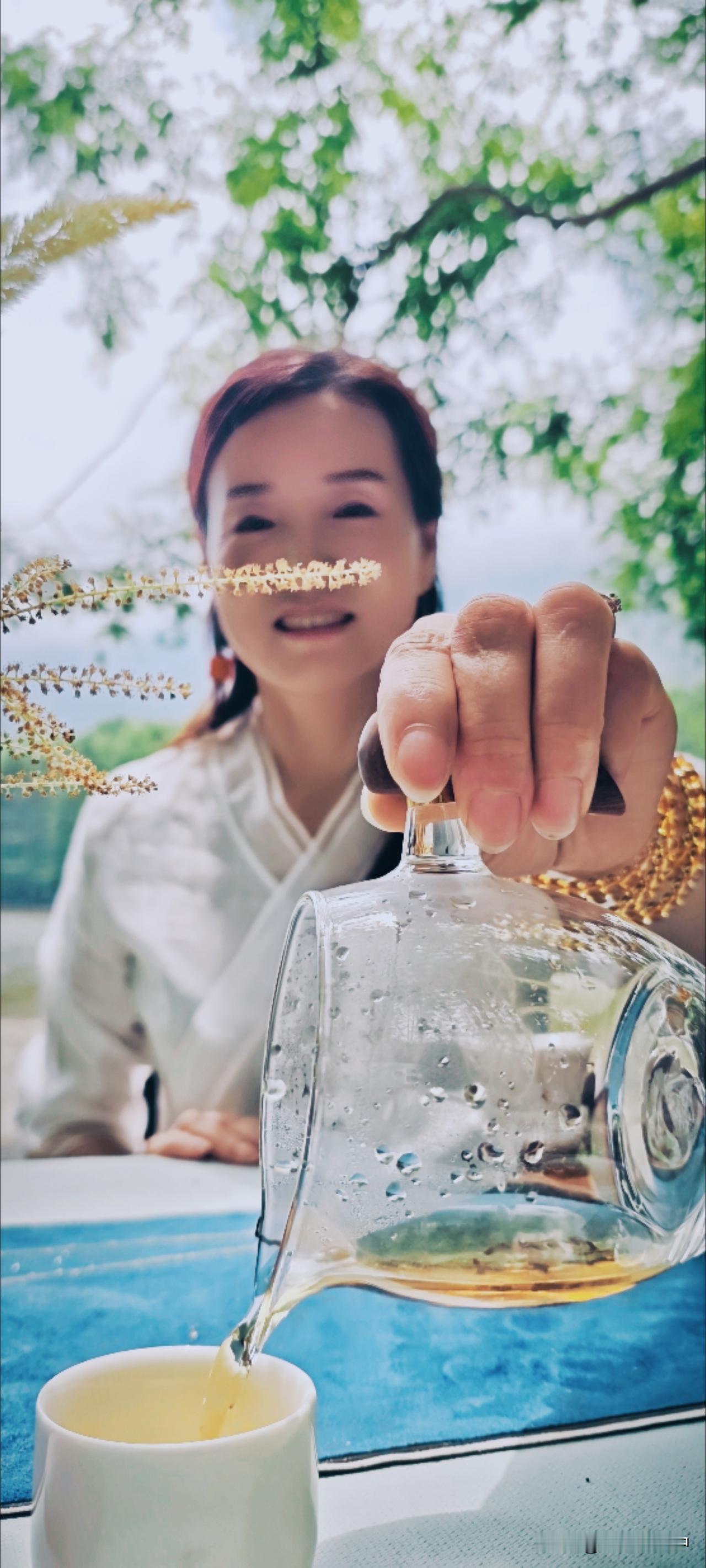 “是13年认识的，在你主持的茶会上。”“是啊，今天的你是我新认识的一个人。”龙池