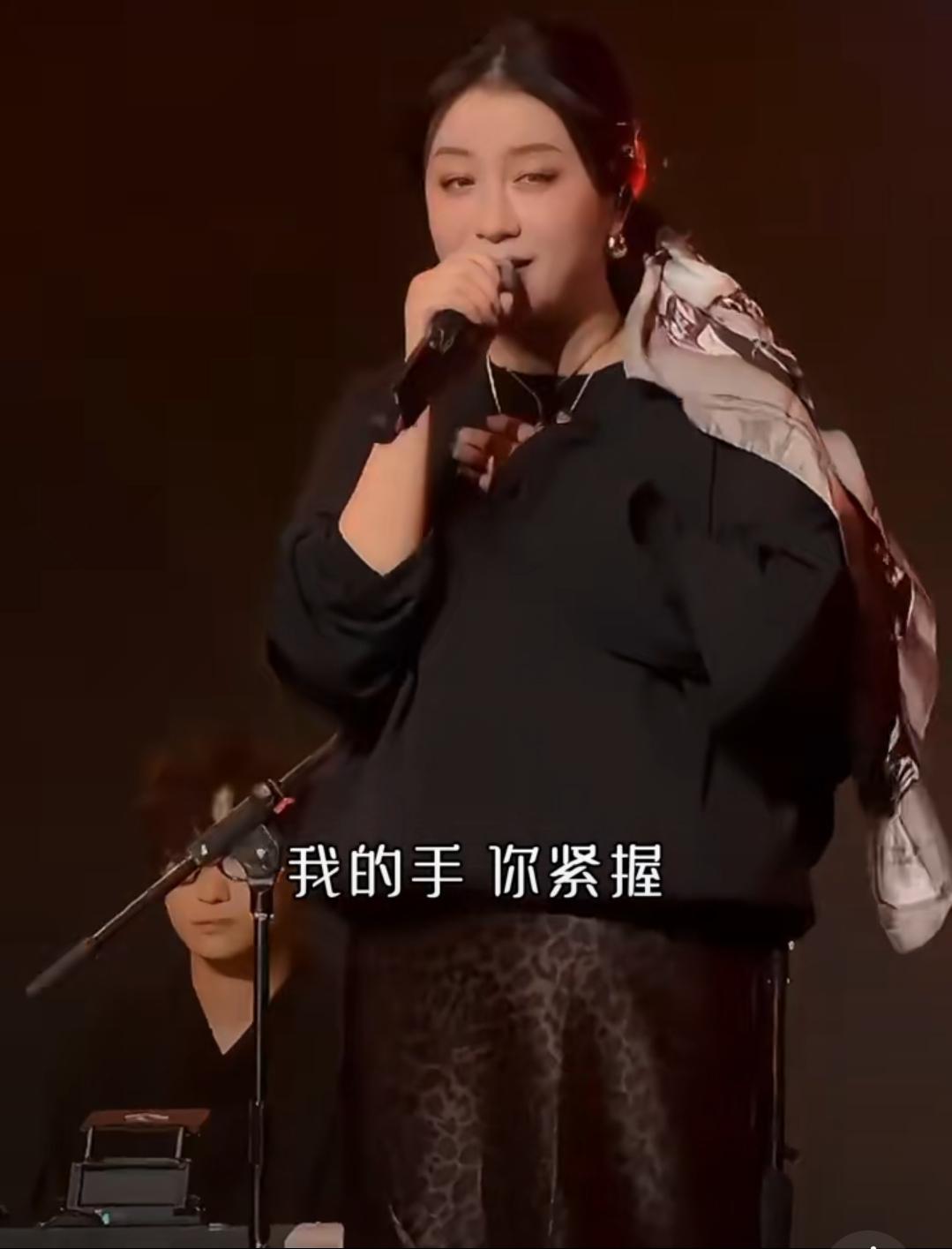 看李嘉格在舞台上红着眼眶说“谢谢你爱我”，突然鼻子一酸。她总在不自觉流露脆弱，像