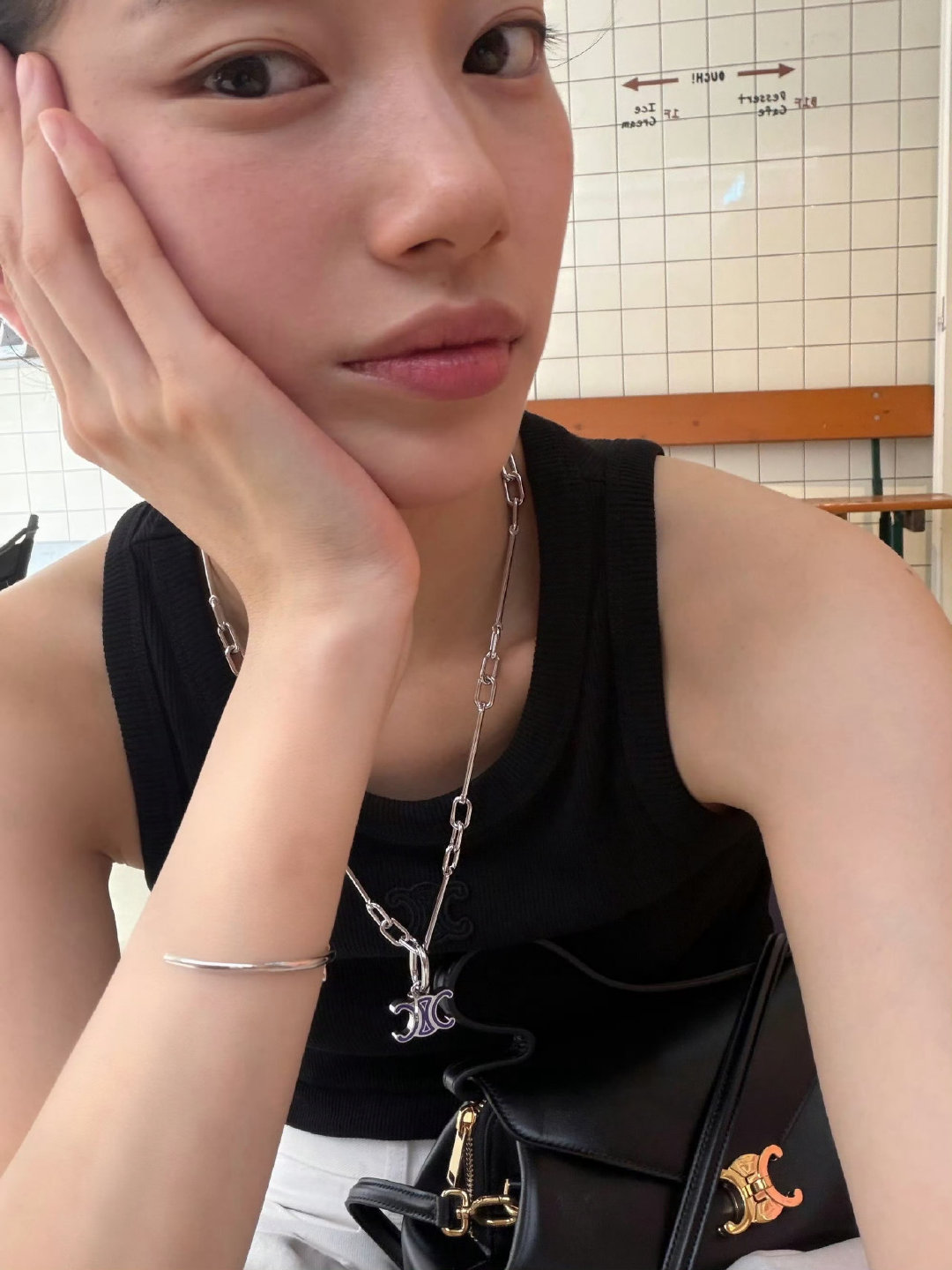 秀智拍照没有可借鉴的风险 裴秀智咖啡店日常随拍释出，姿势简单易懂却完全无法模仿。
