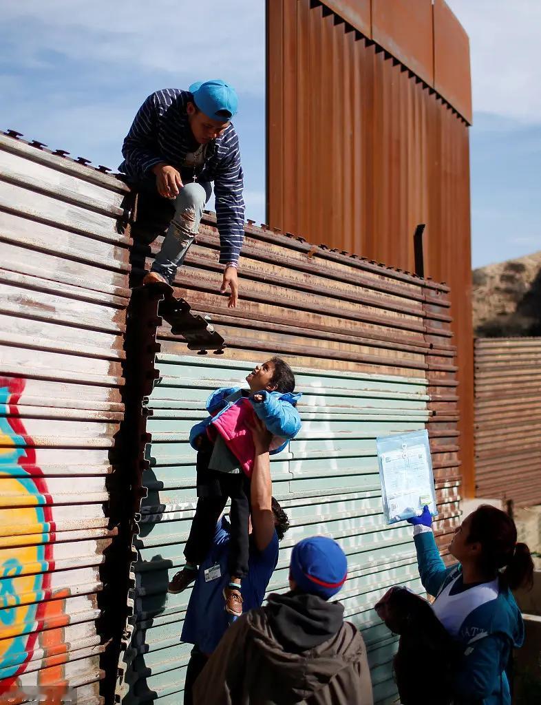 刚看了一个视频，墨西哥人拼命的翻过美墨边境墙 ，不怕危险也要到美国谋生 ，每年偷