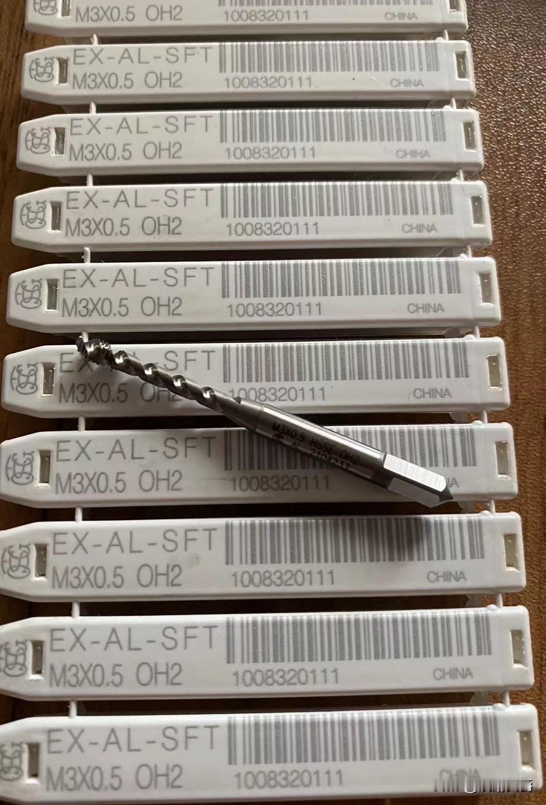 黑色星期四，
今天工作不到一小时，
只有两个客户订货，各一盒丝锥，一个赚了59块