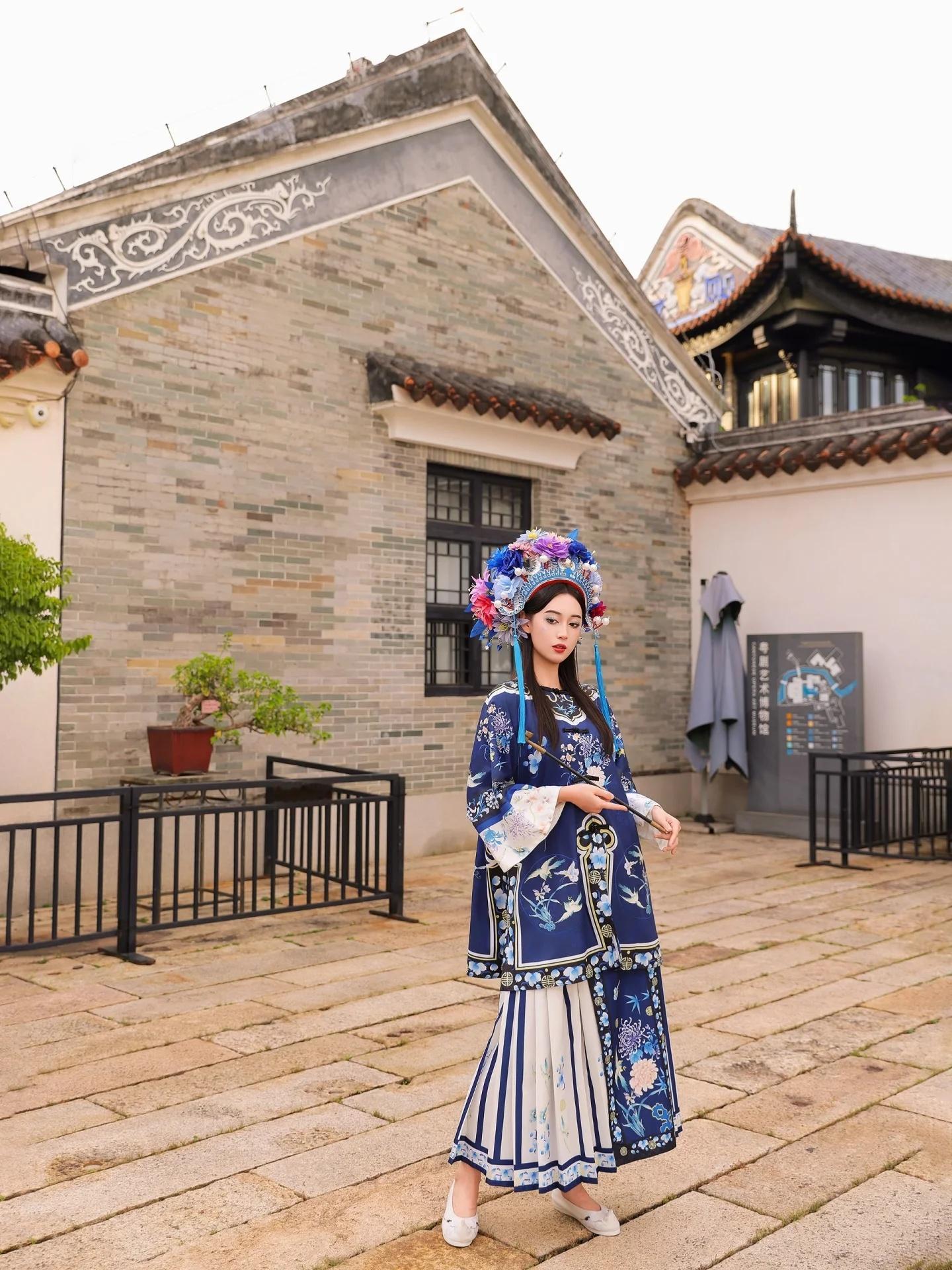 谭乔伊 一袭蓝底刺绣旗装 