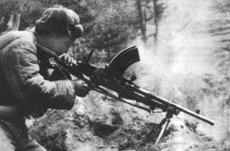 年仅十八岁的战斗英雄英勇奋战，单独消灭一百二十二名敌人，受到主席亲自接见并称赞他