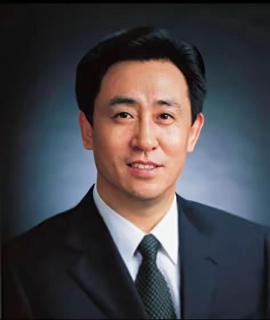 如果抛开许家印祸国殃民的罪恶不谈，仅从相貌上看，他的确是个仪表堂堂的男子汉！