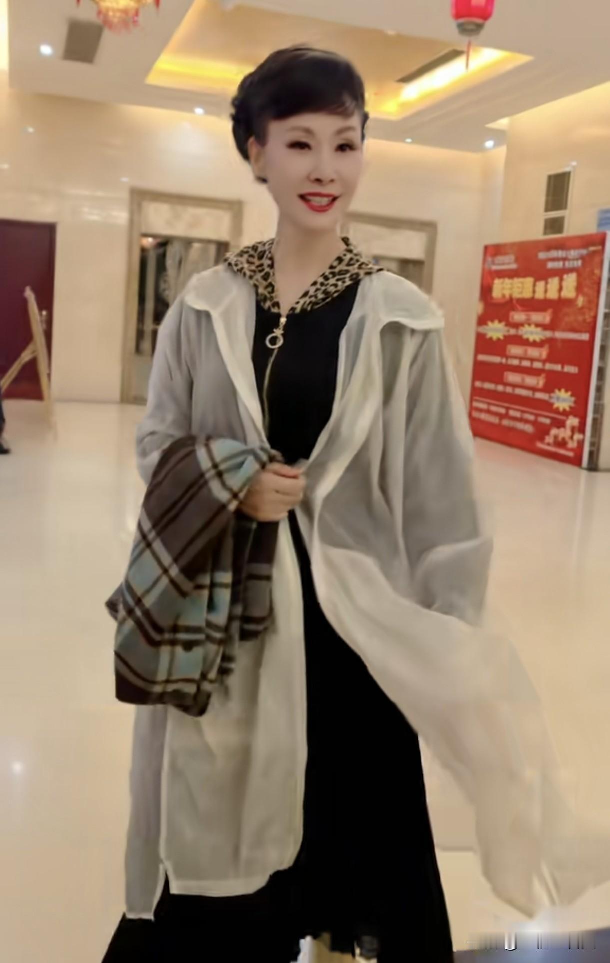 于文华花甲年，自在如风。
    [微风][微风][微风][送自己一朵花][微风