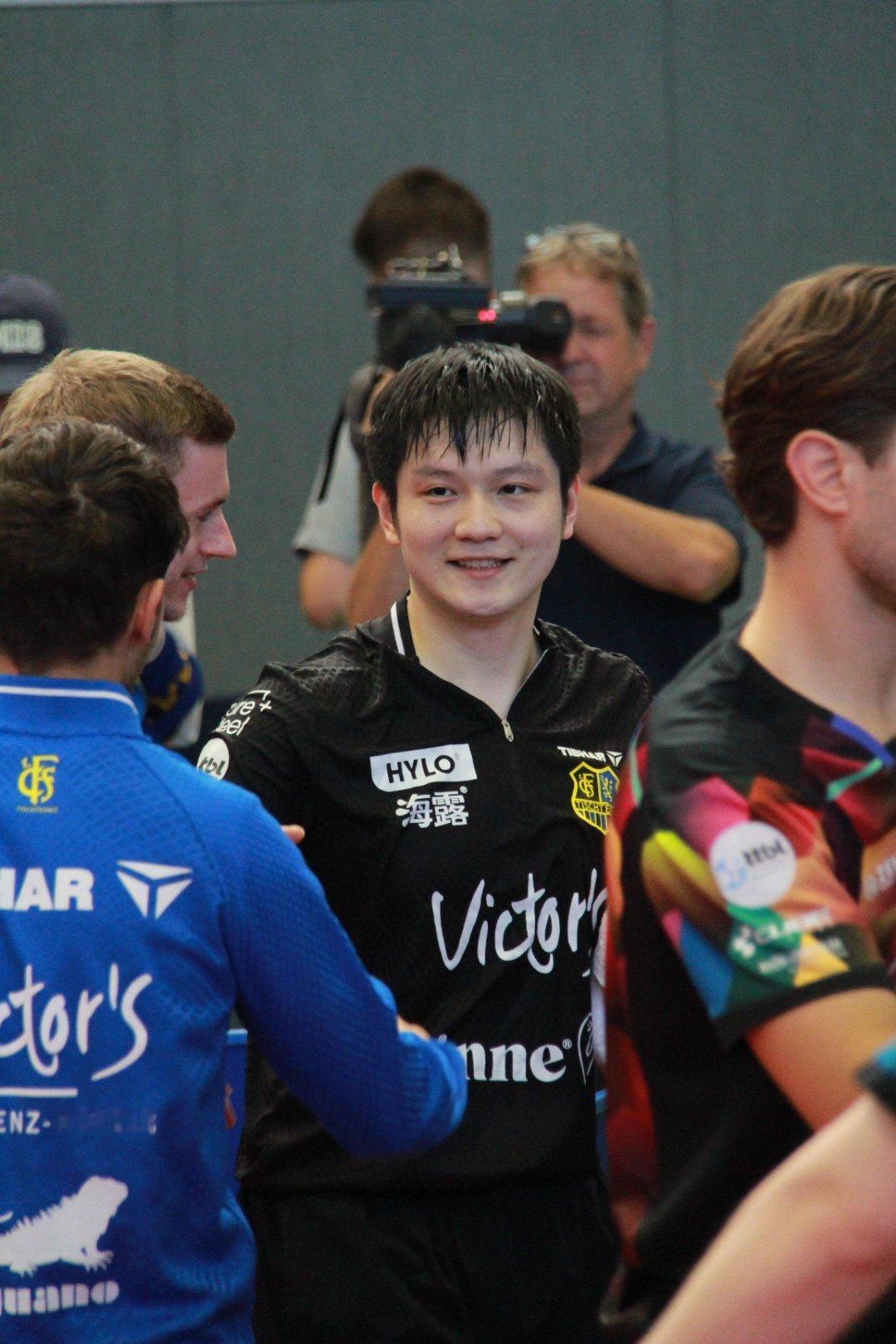 被队友包围小东东，暖意是很真很真的。 