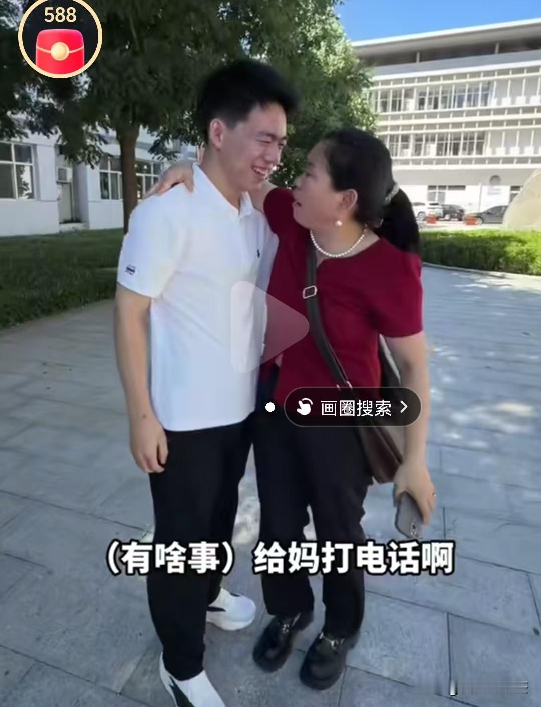 玉米粒弟弟去高中报到了
        临走时，玉米粒妈妈哭了，唯一的小儿子，心