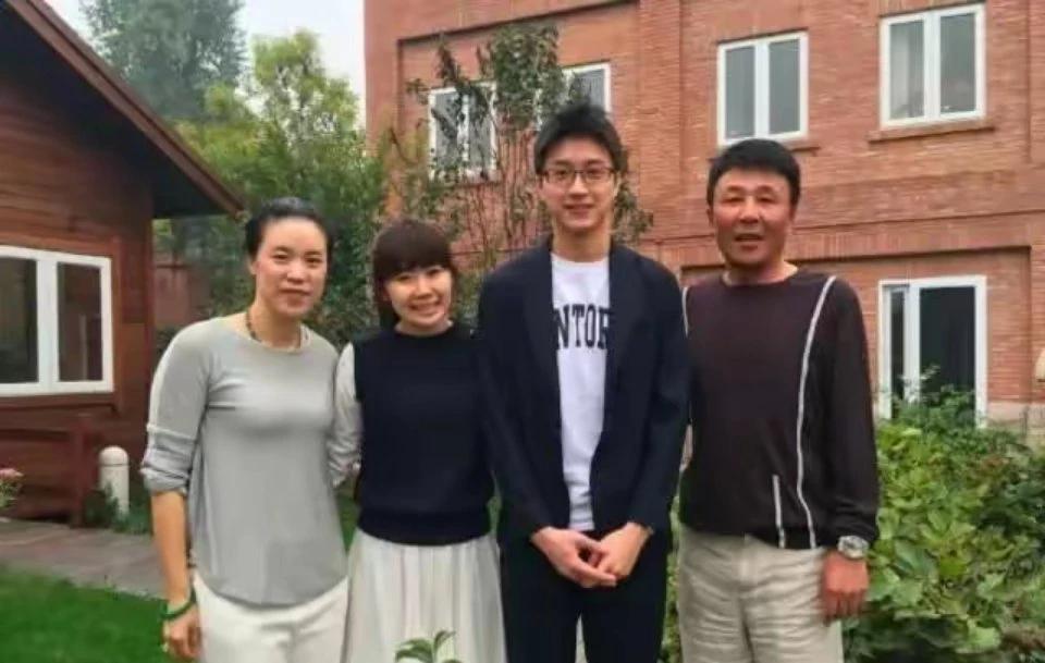 王楠的儿子长得太快了！才14岁就快1米8了，可惜就是长得不像妈妈那么好看。