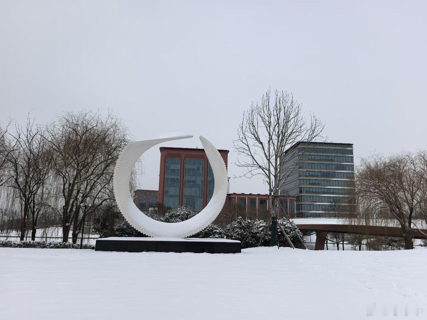 阳光信用伏尔泰说：“拥有的过多，是对自由的奴役；拥有够用，才是对智慧的追求。” 