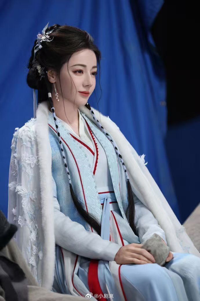 迪丽热巴陈飞宇新剧不够看《白日提灯》迪丽热巴和陈飞宇搭得好有感觉，姐狗恋又甜又戳