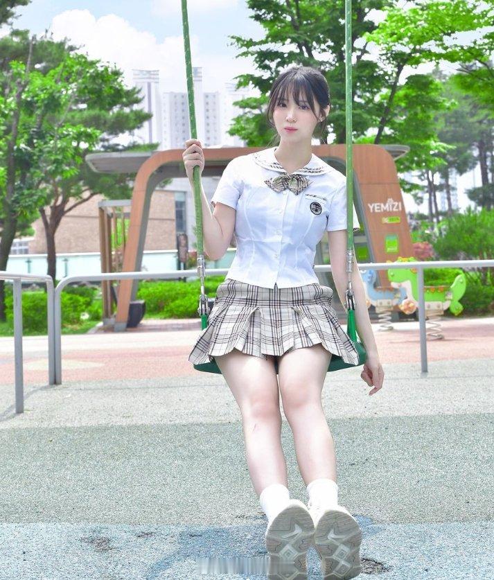 清纯的像个大学生~ruler前女友晒照：制服短裙 白皙长腿引人驻足~#英雄联盟#