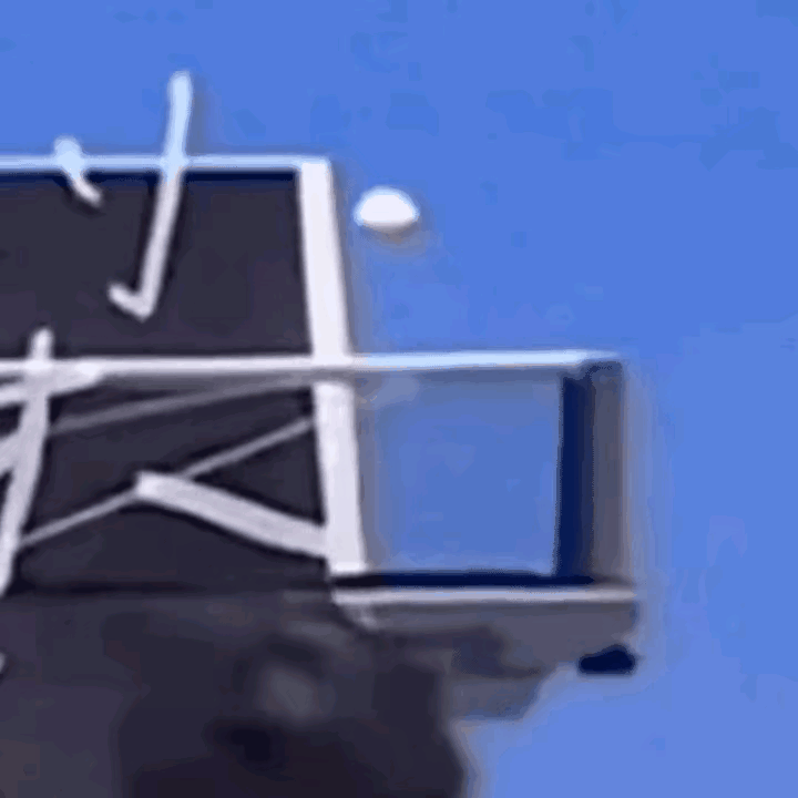 这个球现在还在争论！
这个视频换了一个角度看清球的落点，有球迷认为球是从球台外侧