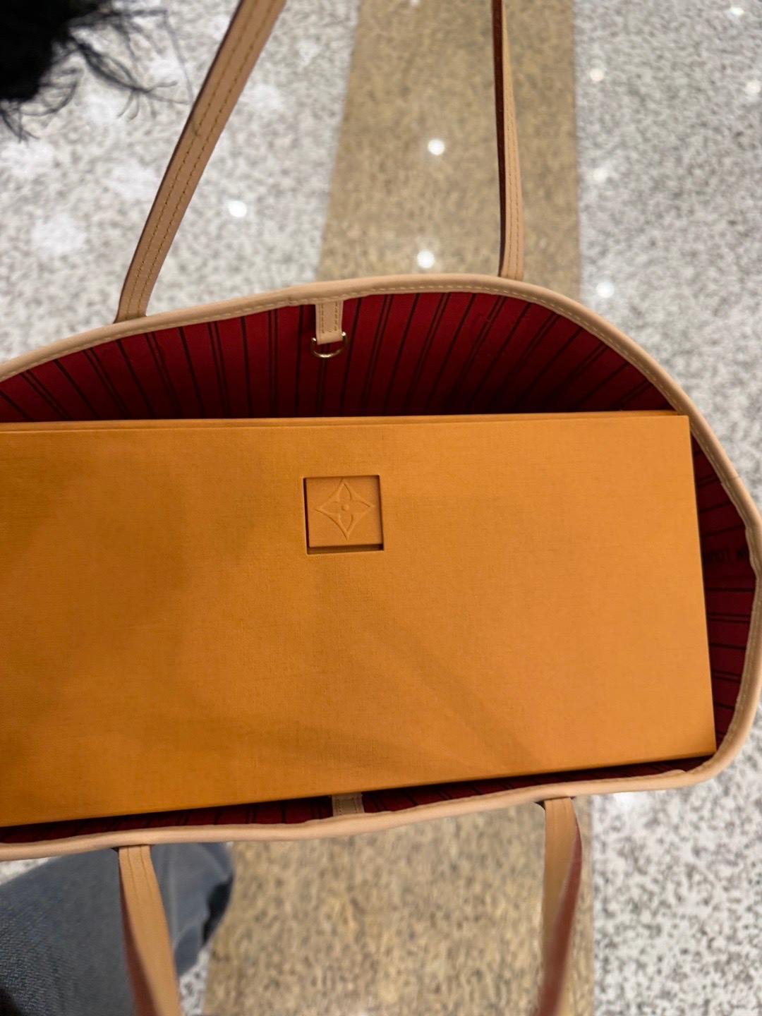 海关会惩罚每个想带盒子回家的小女孩 