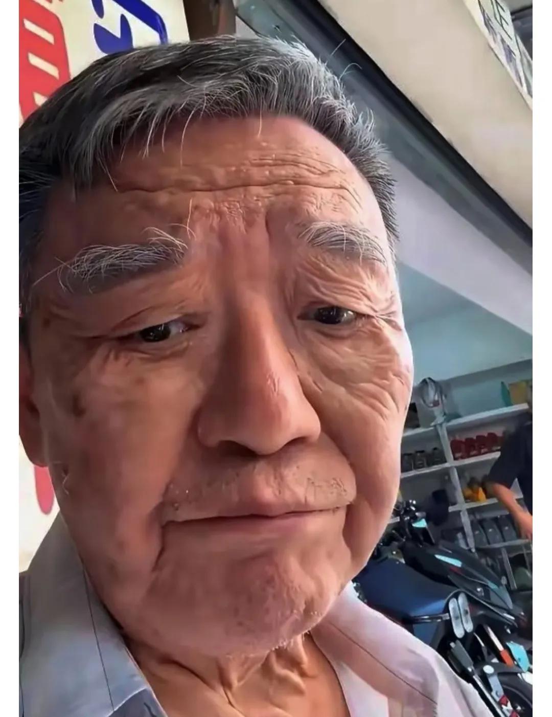 原来明星家娶媳妇也难啊。73岁的李立群三个孩子一个也没结婚，酒后的他眼神里全是想