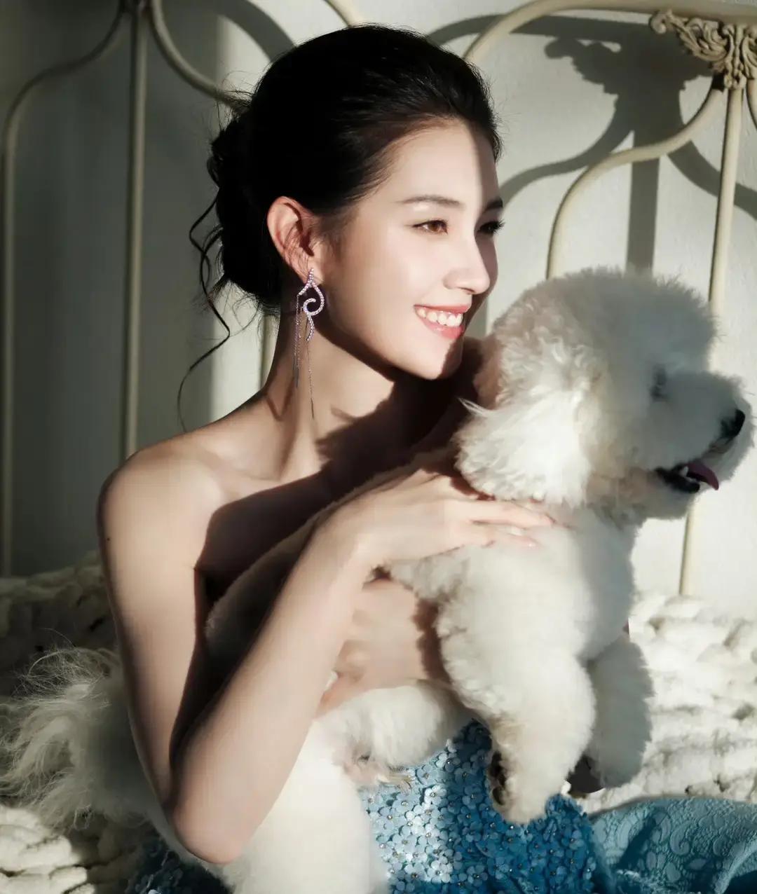 郭宇欣穿着Dior高定走上国剧盛典红毯那一刻，我脑子里全是她四个月前直播庆功宴那