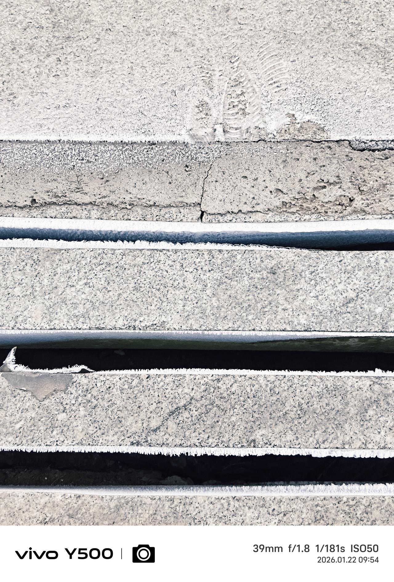 天气冷不冷，大地会说话，就看小区院里的雨水沟上面铺的大理石格栅，已经挂满了厚厚的