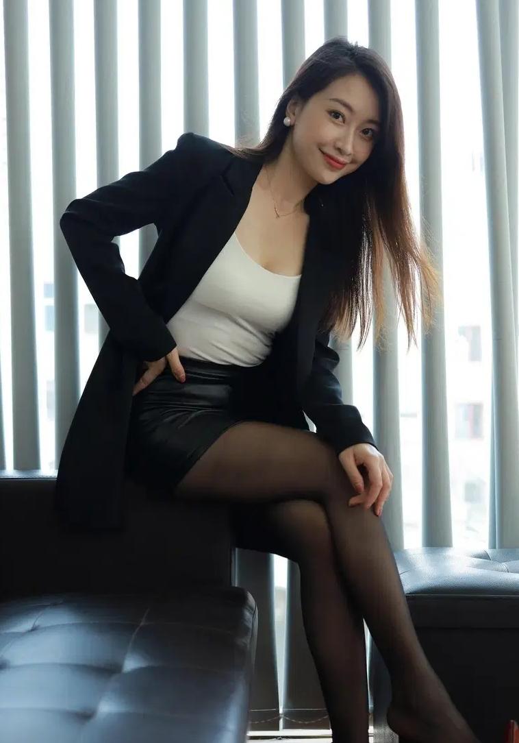 忙完一整天的琐碎，终于可以卸下满身疲惫。
奔波、处理各样琐事，神经紧绷了整整一天