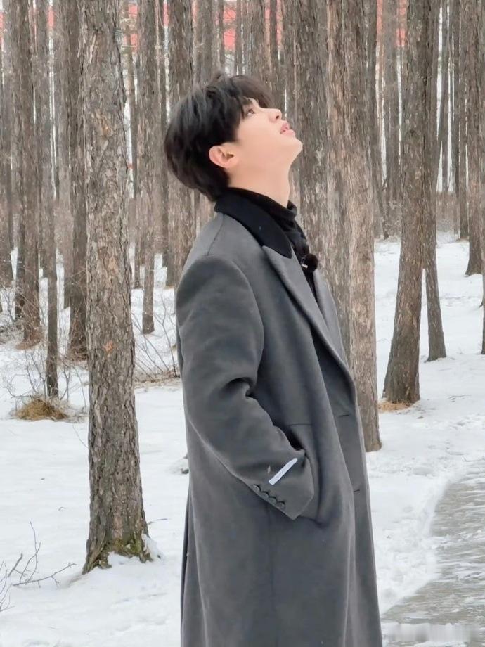 冬日雪地氛围感大片，黄明昊灰色大衣穿搭，漠河雪地眼神清澈的少年吖！[憧憬] ​​