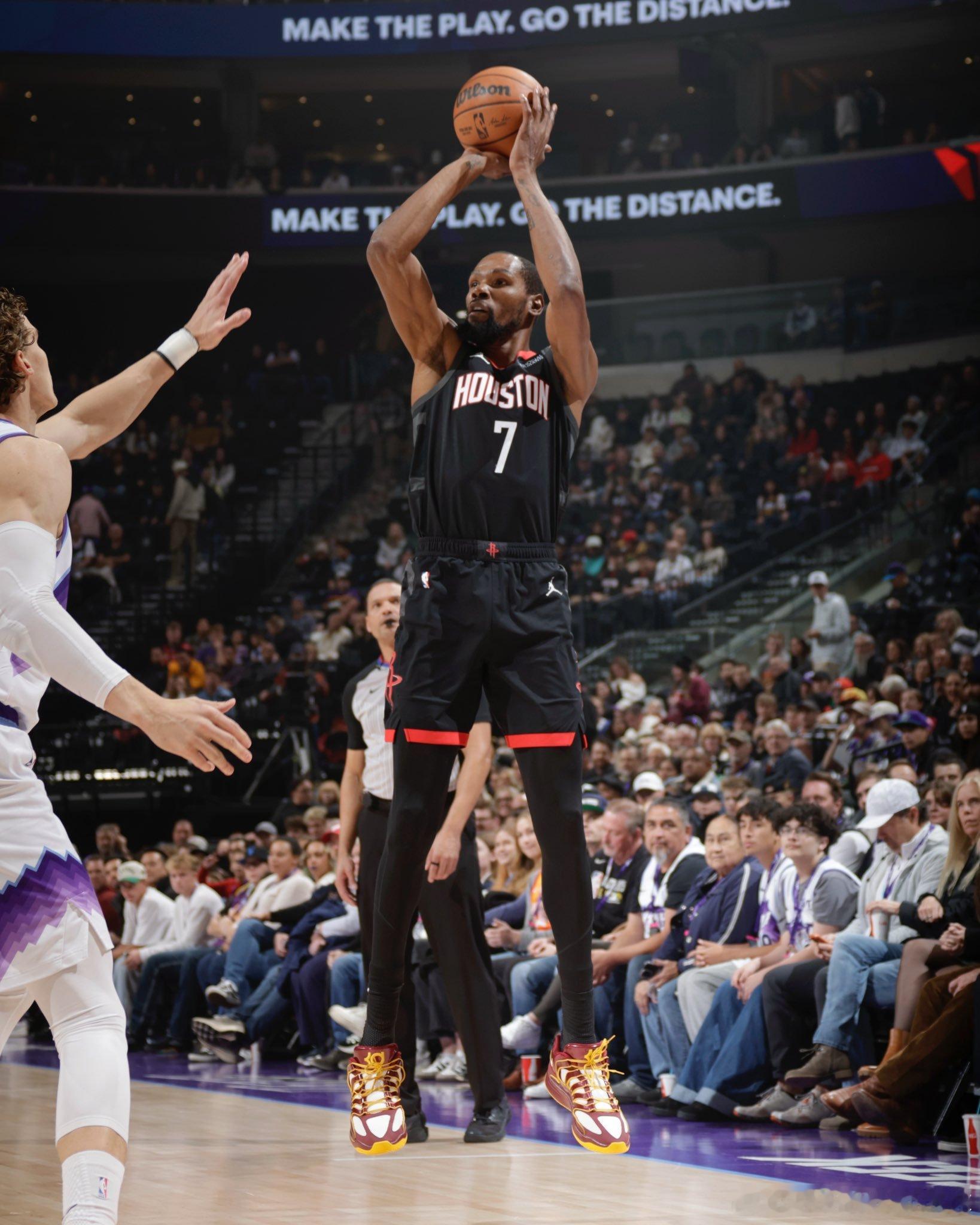 今日杜兰特上脚KD3，上次我们看到KD穿上指挥官队配色球鞋时，他正在洛克公园穿着