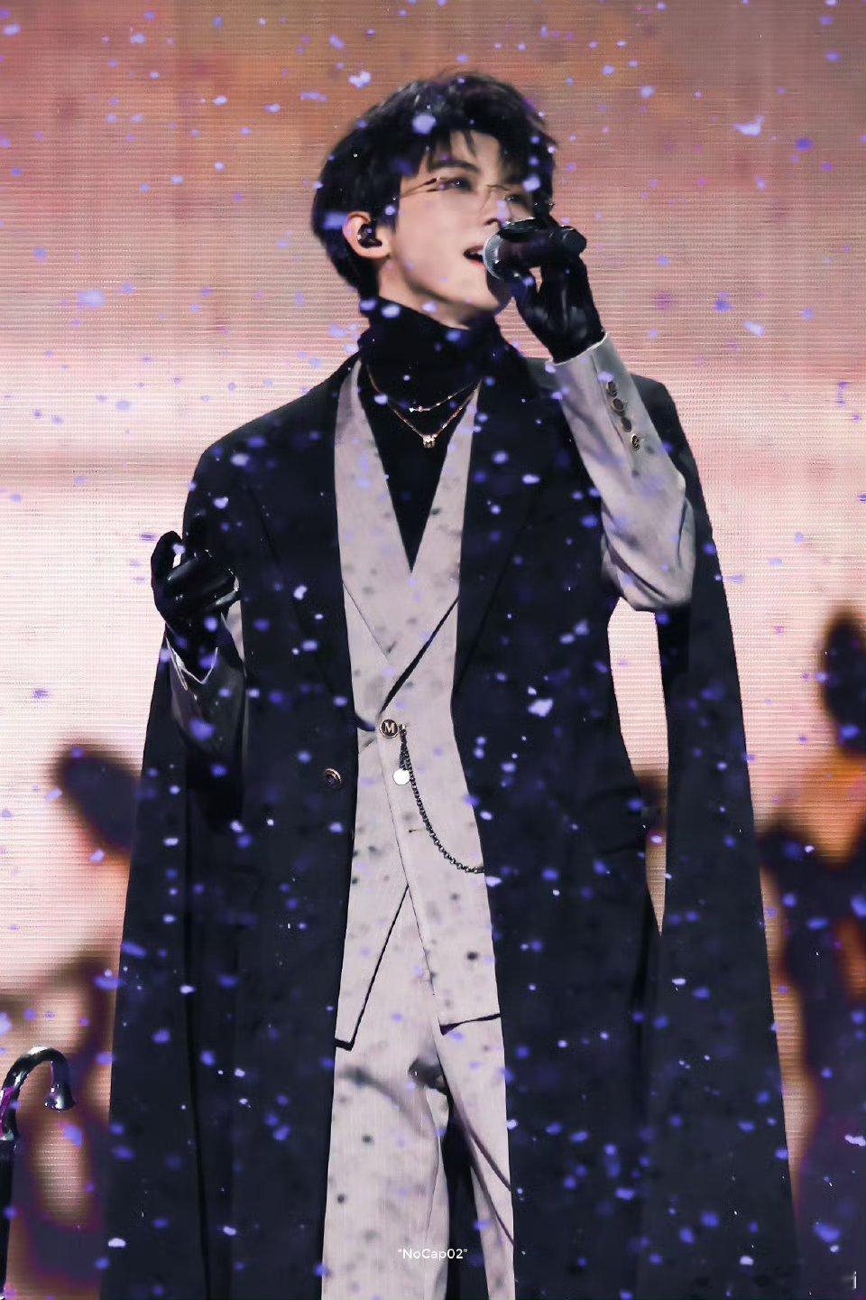 马嘉祺从上海滩来的吧黑风衣+金丝眼镜+皮手套的"熟男三件套"精准踩中审美暴点，马