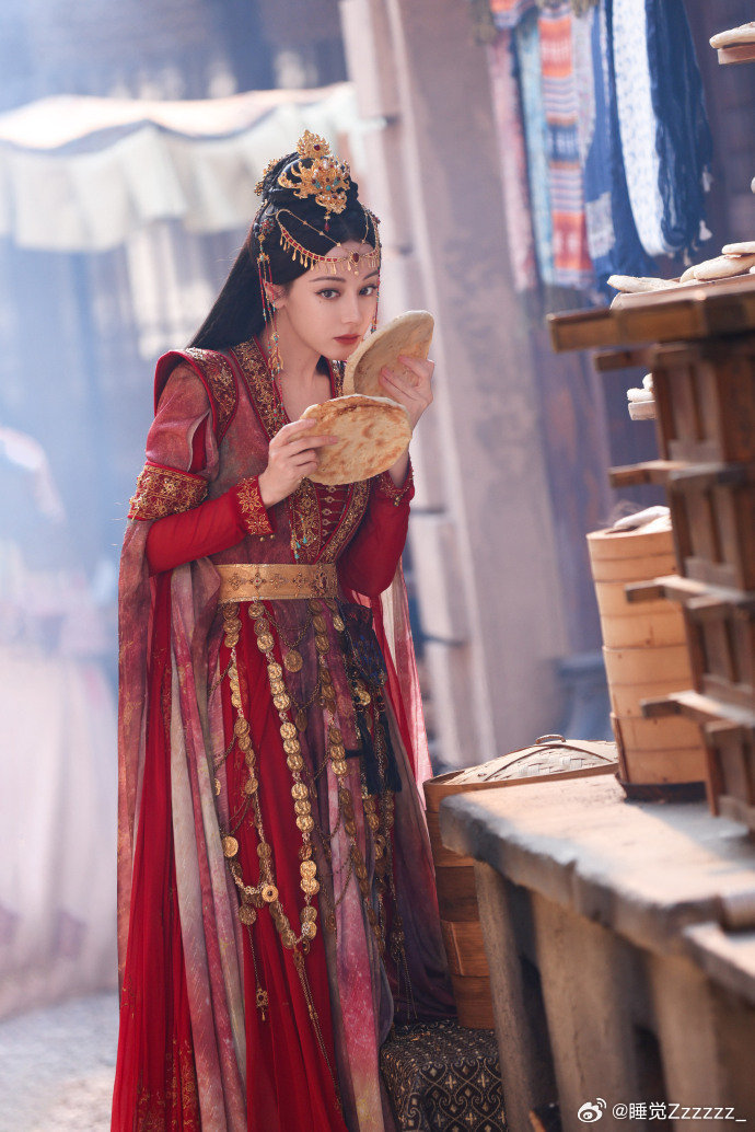 迪丽热巴用嘴打包香菜迪丽热巴怎么用嘴打包香菜用嘴打包香菜也太好笑了，喜欢吃香菜的