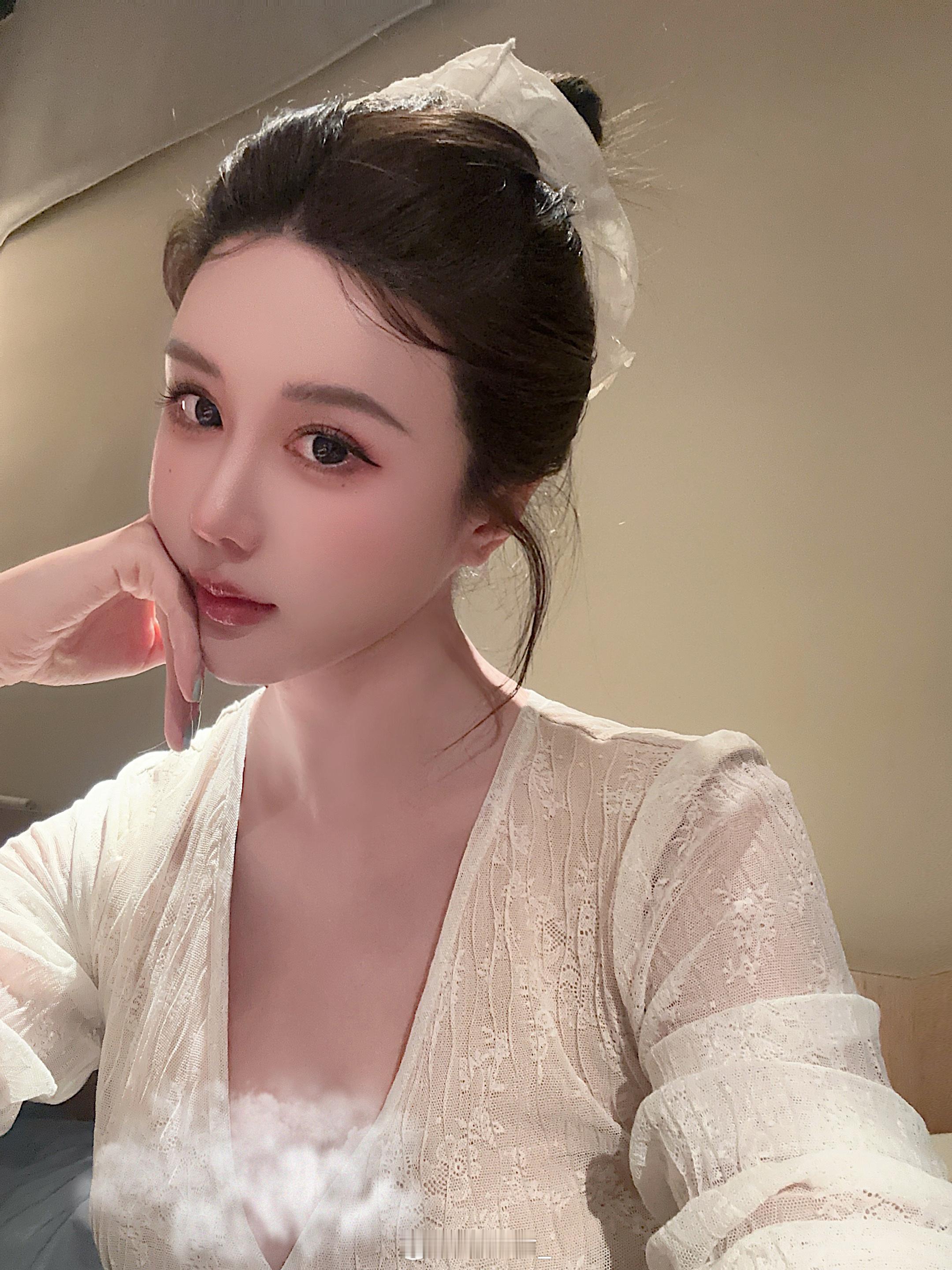 我想你明媚 不为伤心事流泪。 