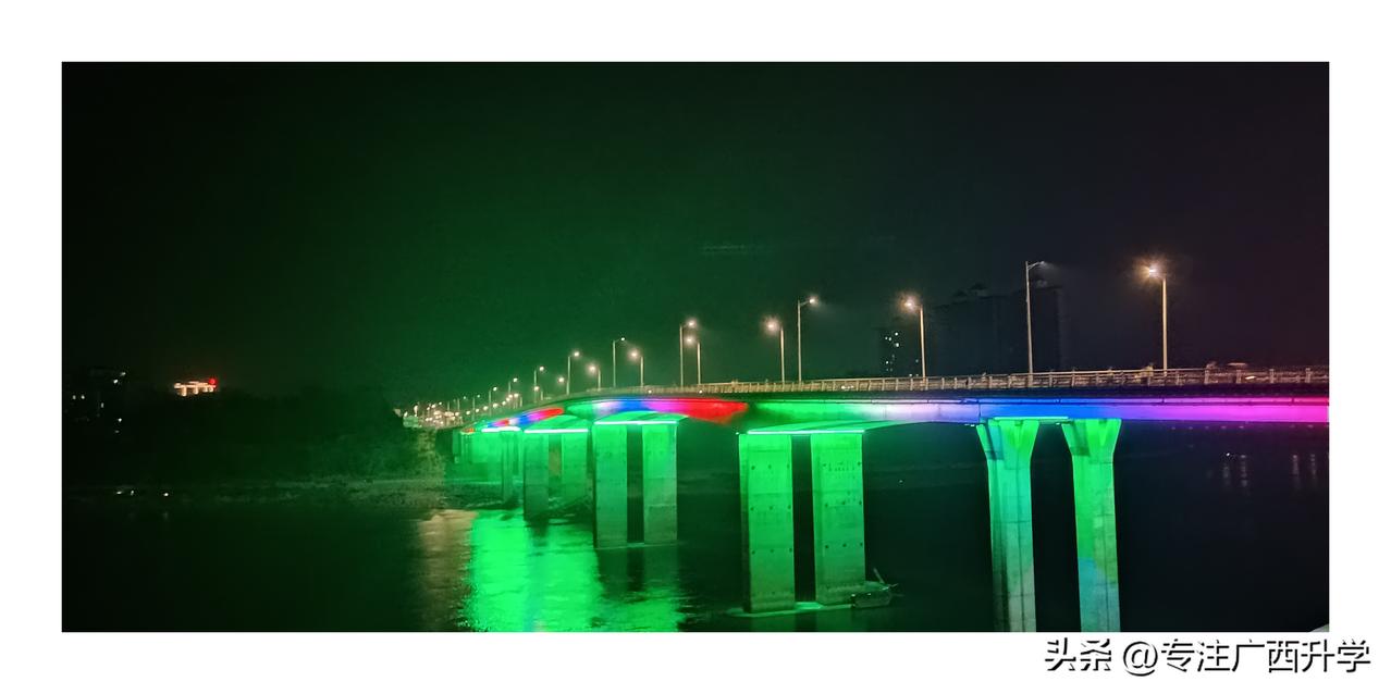 这座新的桥，只要到了夜晚，彩灯闪烁，每天排出来的景致都是不同的。