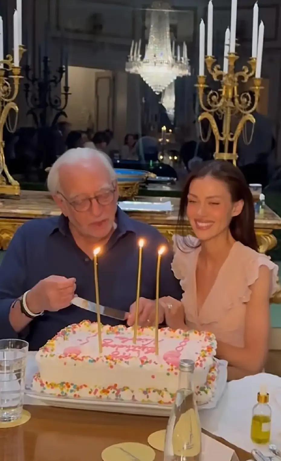 妮可拉31岁生日派对，大布全程当贴身保镖。
比弗利山庄豪宅粉金气球堆成墙，蛋糕三