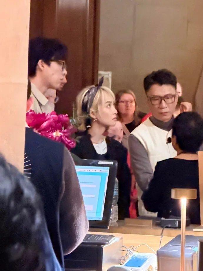 宋茜、孙红雷亮相巴黎，穿搭新潮减龄。宋茜灰打底叠穿宽松黑西装，配做旧牛仔裤与米色