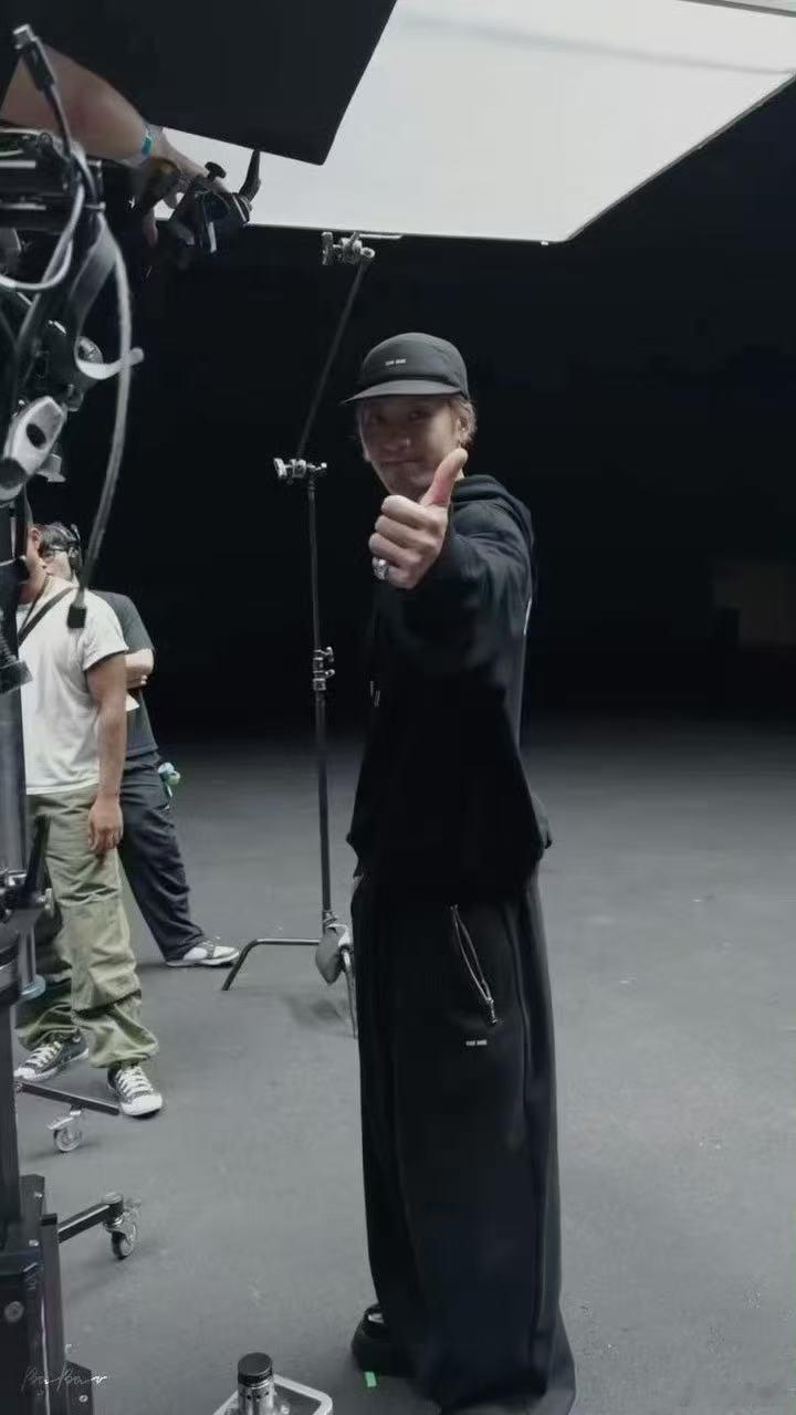 王嘉尔21号发新歌 王嘉尔发新歌还特意发邮件告诉粉丝，第一眼就是可爱的他，这种双