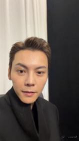 别睡了难得陈伟霆直播hello时装周 刚沉浸在陈伟霆走秀的魅力风暴里，他又在直播