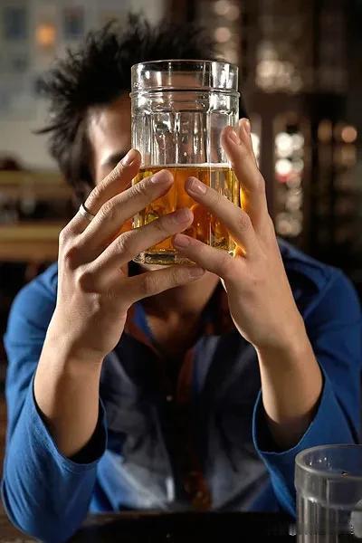 如果你断了化妆品，他就可以断了喝酒，不信就跟你老公PK一下，看谁能坚持更久！
