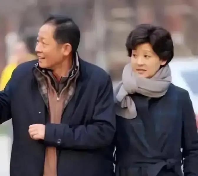 23岁被男友赶出门，睡大街
 
那天兜里只剩五毛钱，徐帆啃冷馒头蹲在北影厂门口。