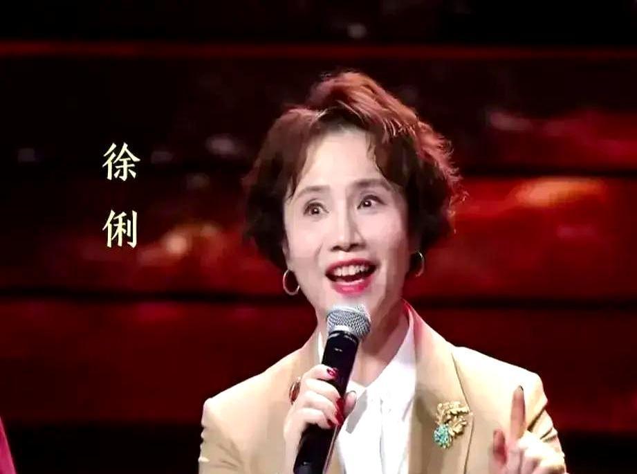 一张央视同龄人近照，刺痛了多少60后。
 
64岁的徐俐，一头银发，腰板挺得笔直