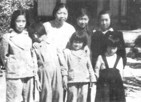 邓颖超与小孩子们(1950年)