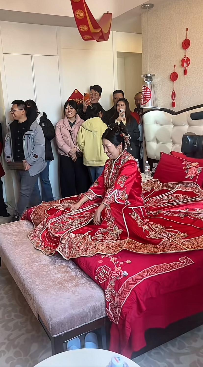 大姐够多大了？感觉不年轻了，床下站的帅小伙真年轻，一群人围着祝福，那是真爱啊，都