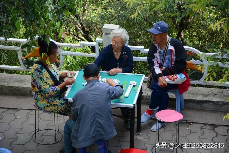 在社会上开办了很多麻将馆，专供人们娱乐，不带彩是沒人跟你玩的。但也要有个限制，两