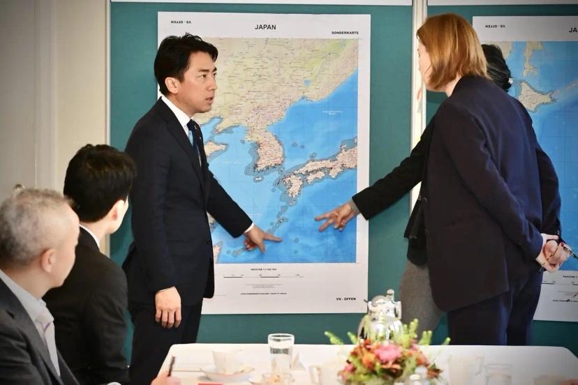 小泉进次郎又开始告洋状了，这下总算整出点新花样。
12月9号，他急吼吼把德国驻日