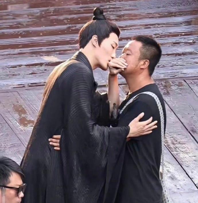 没想到吻戏是这样拍出来的，竟然是用的男替身 