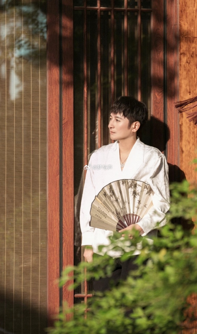 李维嘉录制大侦探大侦探 维嘉搜证：这有个指纹！等等，我先擦擦灰…凶手还在原地懵：