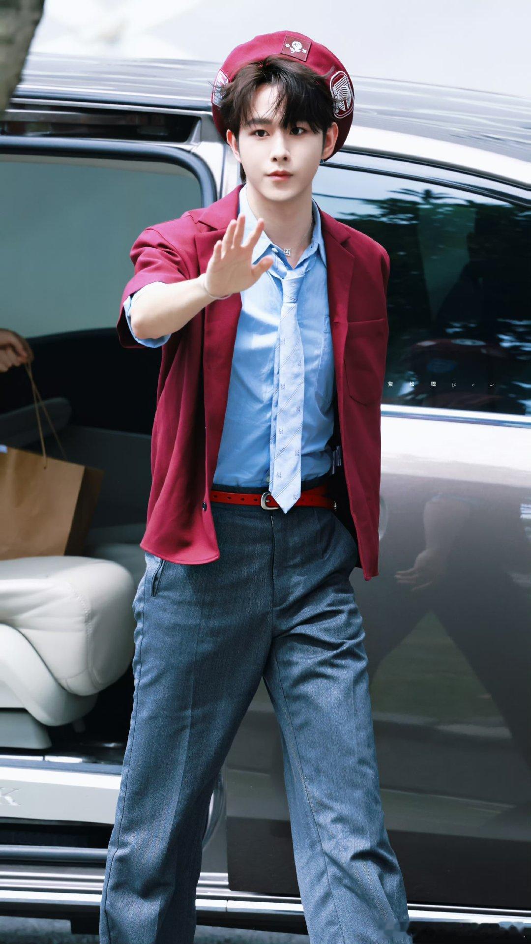 田嘉瑞红色贝雷帽被田嘉瑞红色贝雷帽上班造型帅晕，今日份期待值拉满，坐等录制好消息