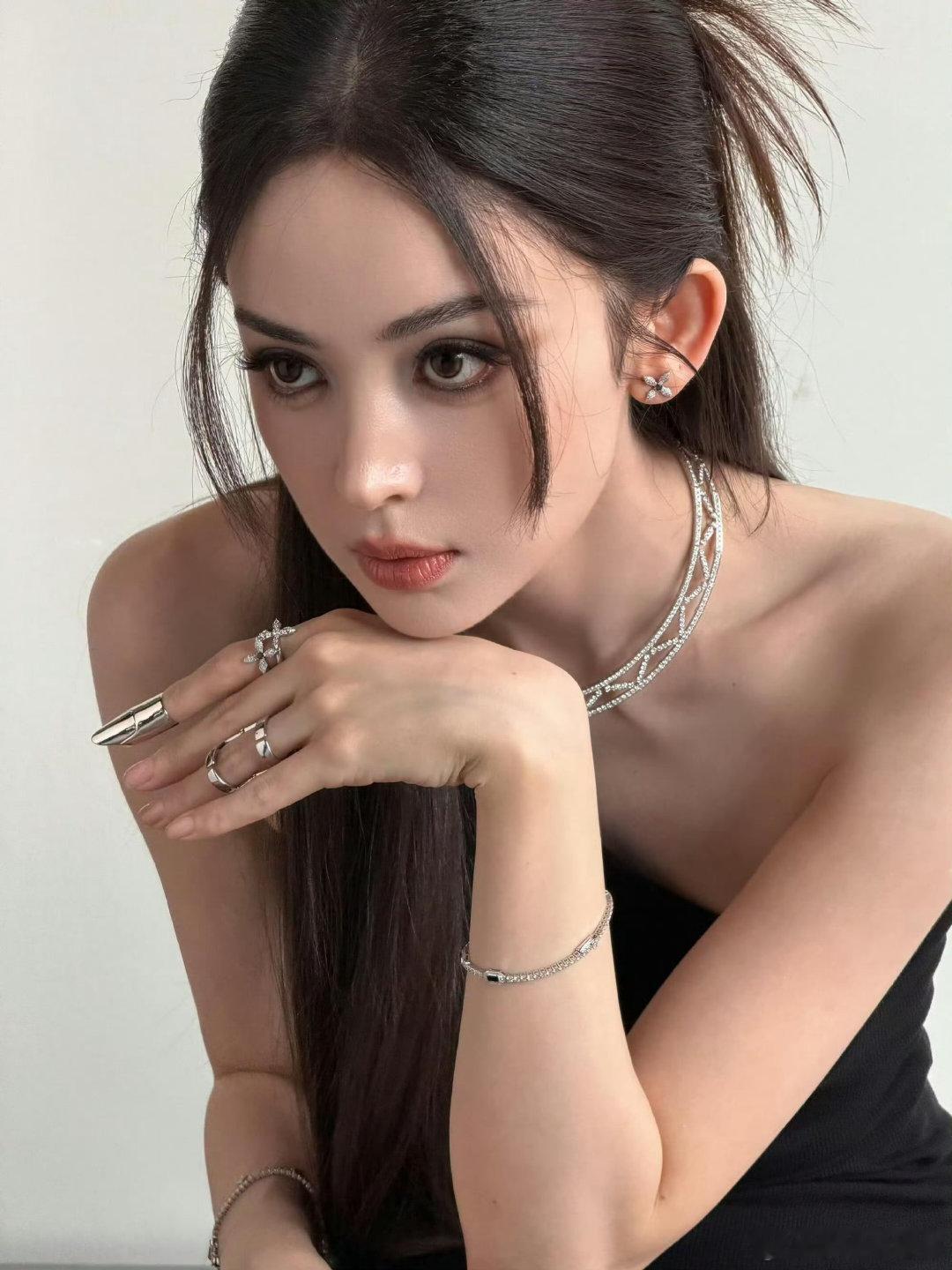娜扎15年前的北影最美考生我们的宿舍得天独厚的骨相与皮相，让娜扎哪怕素颜出镜，也
